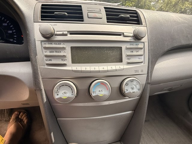 2010 Toyota Camry LE - Photo 12